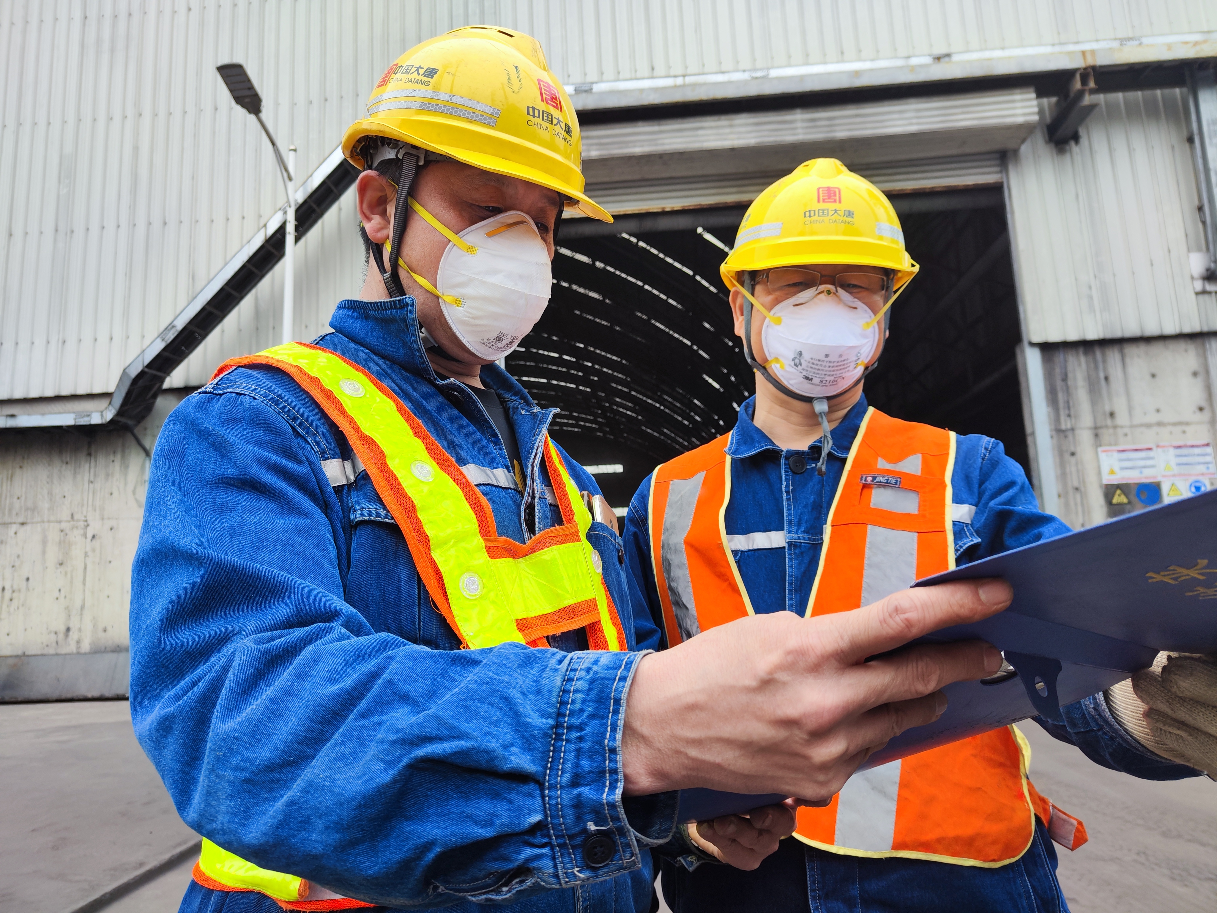 1663121254224076165.jpg 馬頭熱電分公司著力提升來煤保障力度,安排專人跟蹤燃料到場(chǎng)情況。.jpg