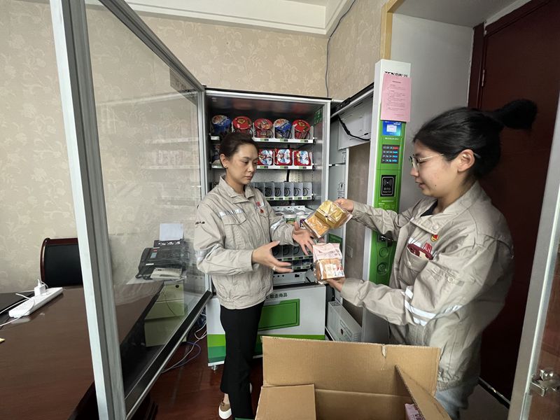 1663725486391049641.jpg 為便利柜補充食品_副本.jpg