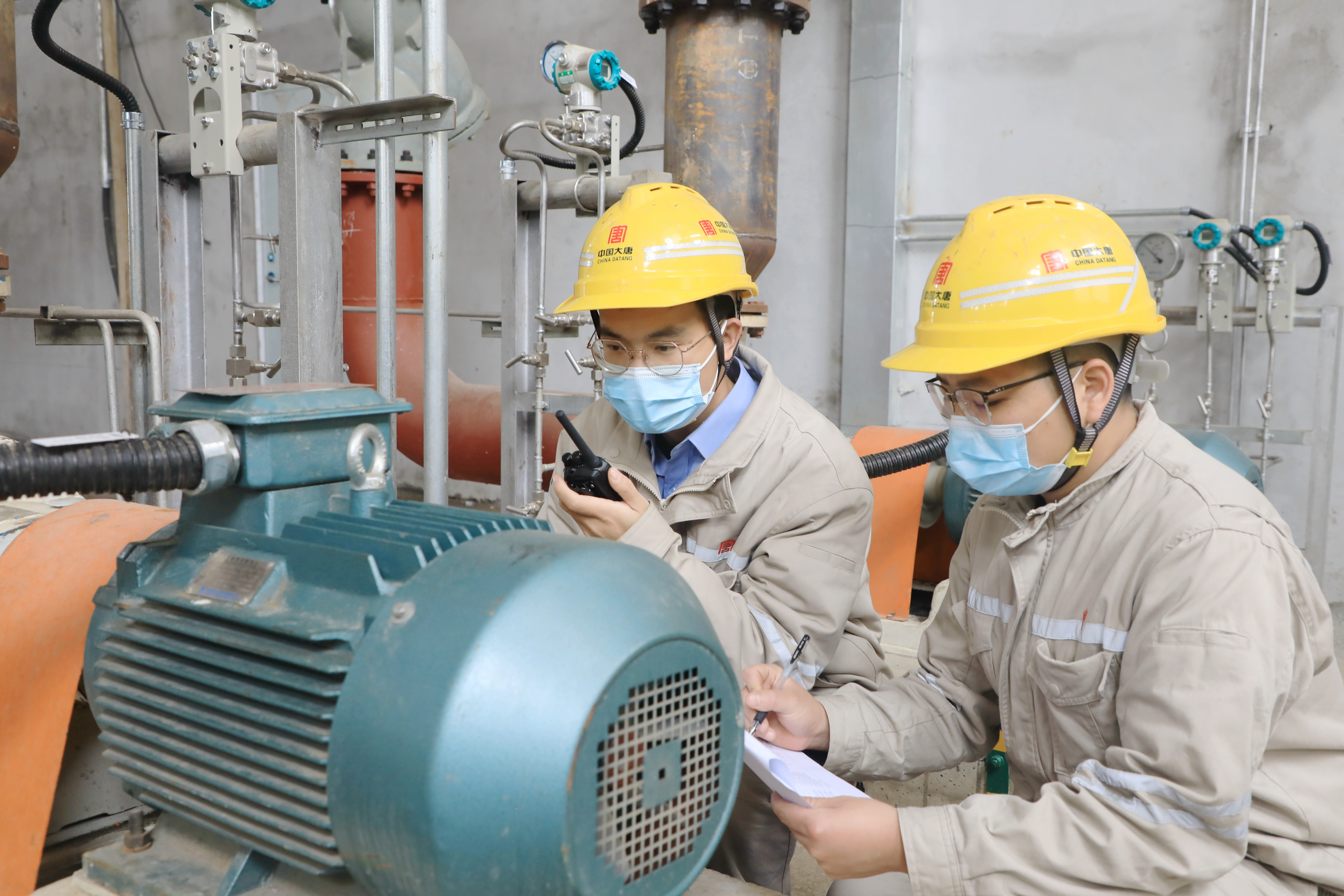 1673838782196004806.jpg 許昌龍崗發(fā)電公司運(yùn)行人員加強(qiáng)對許昌供熱管道和相關(guān)設(shè)備巡視巡查,確保供熱系統(tǒng)安全可靠運(yùn)行 葉劍飛.jpg