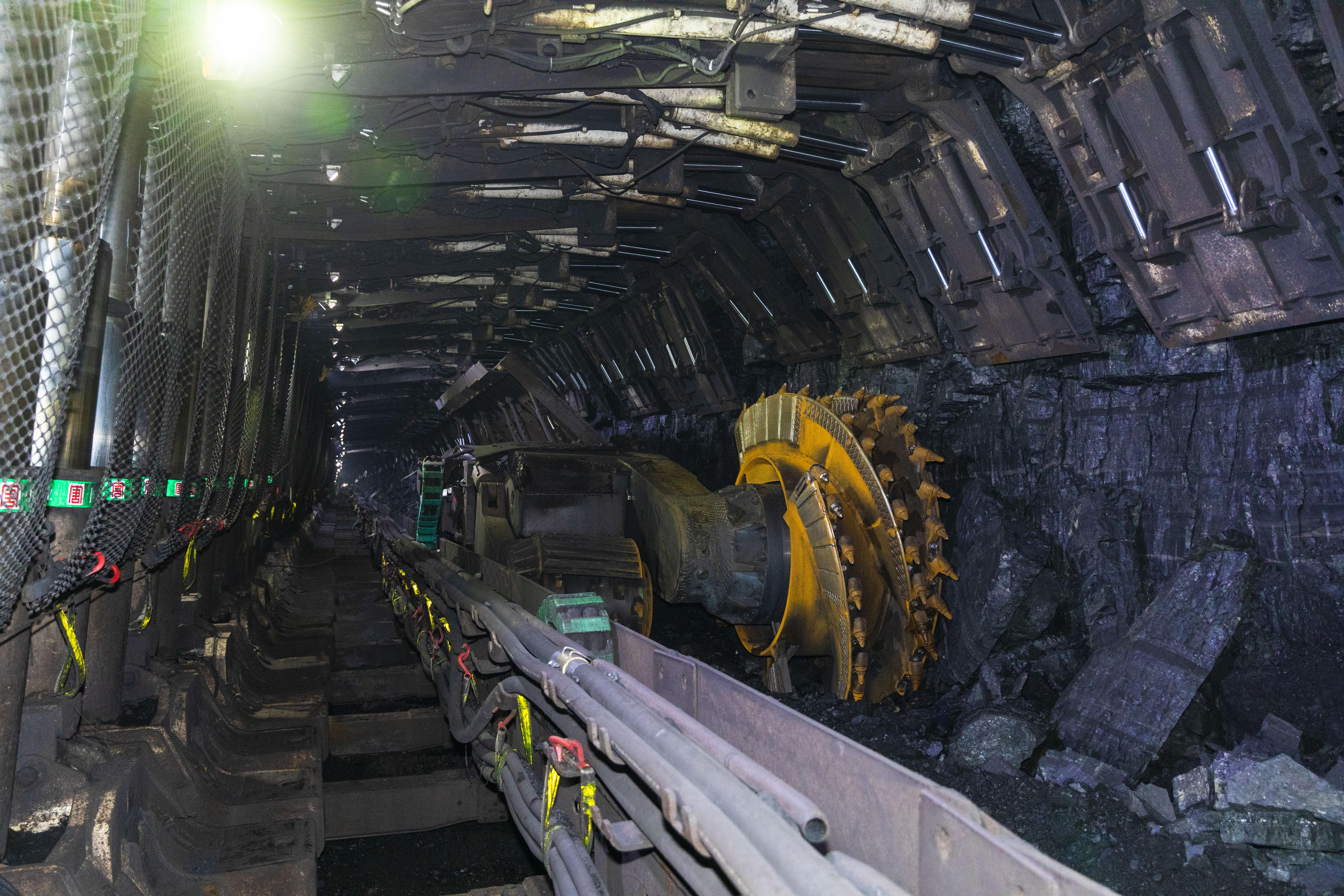 1691027939079049271.jpg 通訊配圖2:龍王溝煤礦堅持精收細采,深挖61610工作面生產潛能,為順利完成全年原煤生產任務打下堅實基礎。.jpg