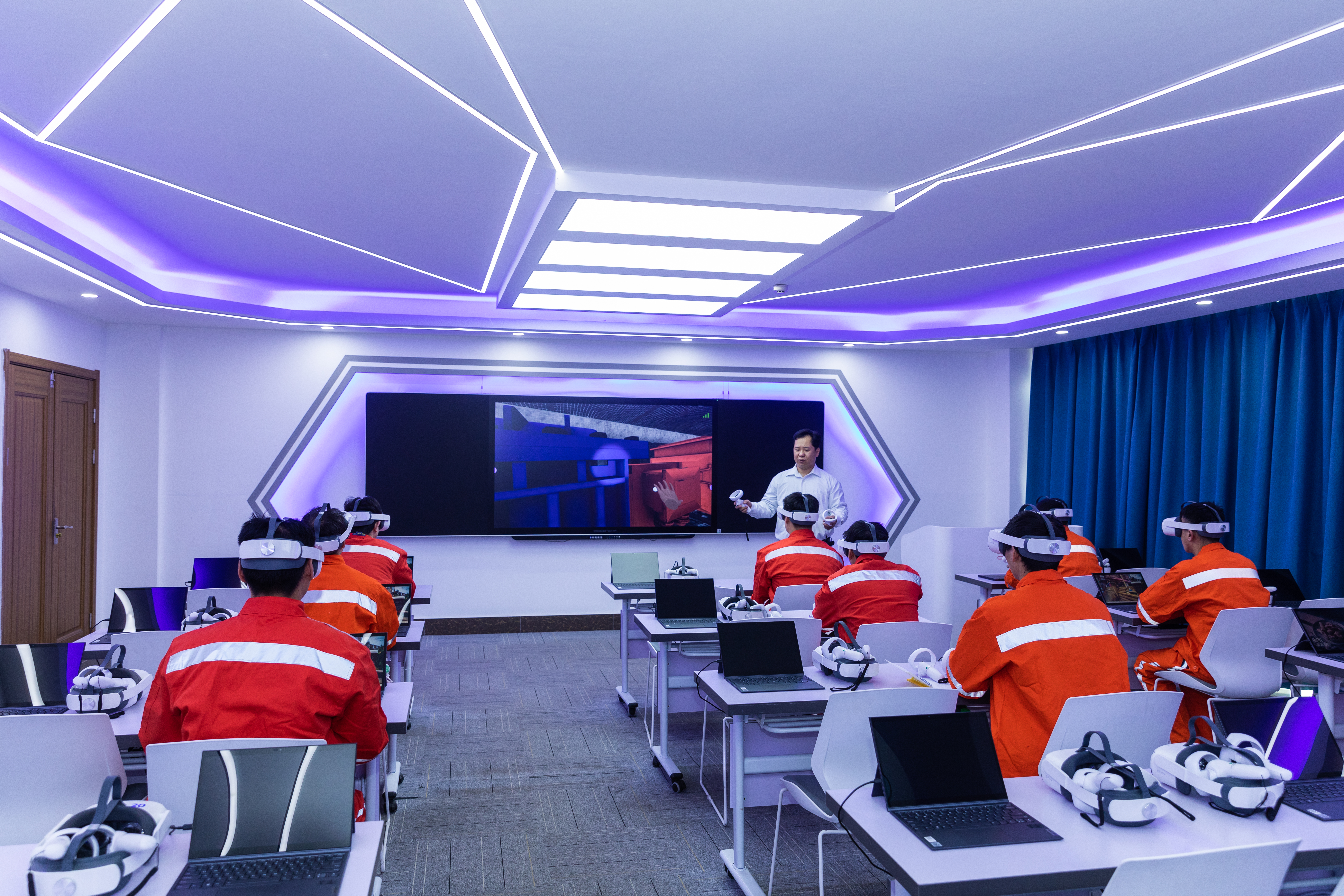 1691027954818054410.jpg 通訊配圖3:在智慧安培中心,通過裸眼3D、VR實操和沉浸式實景培訓三個“矩陣”,精準有效培訓。.jpg