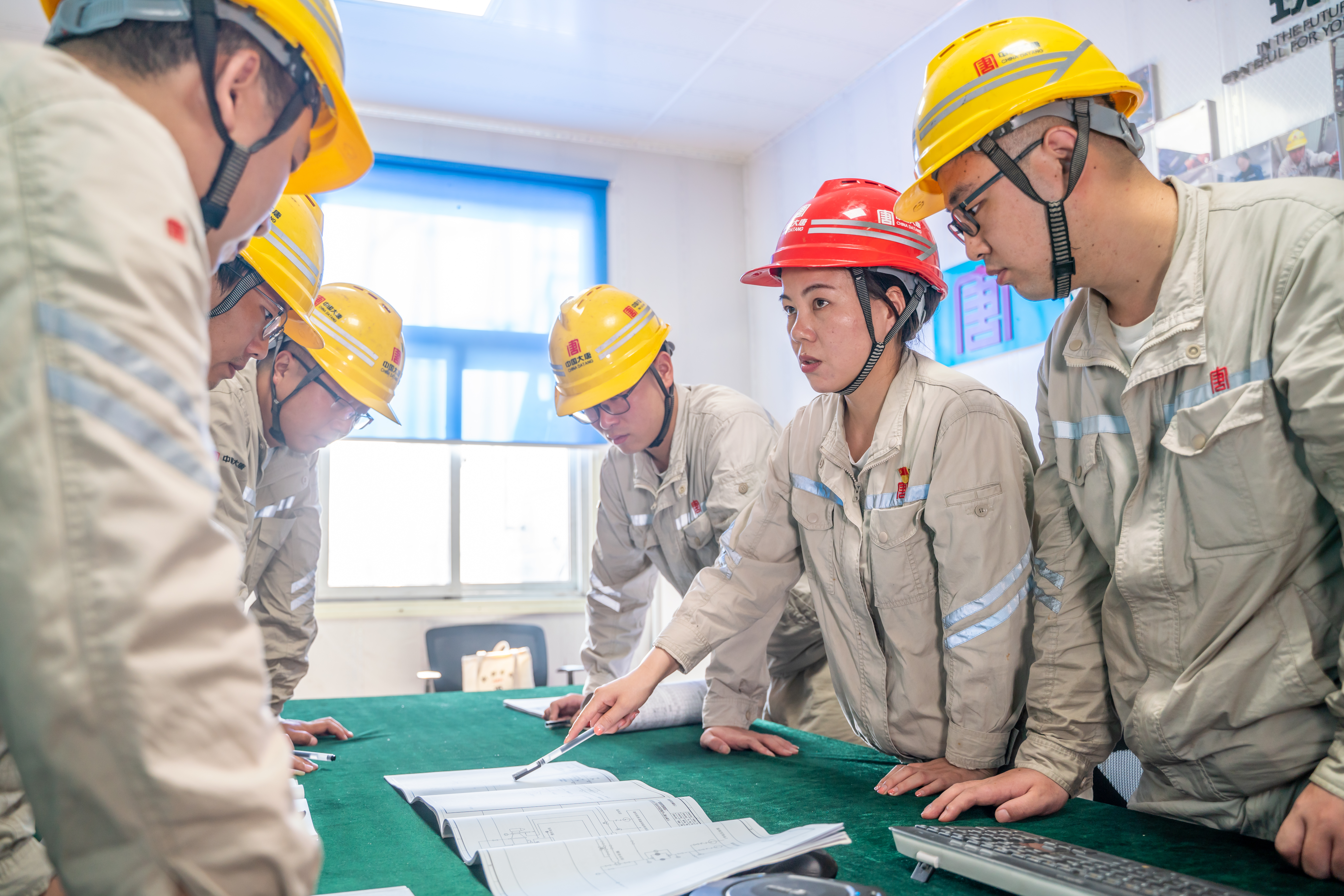 1699863105389039244.jpg 圖1:閆歡歡創(chuàng)新工作室在研究脫硫廢水改造圖紙.jpg