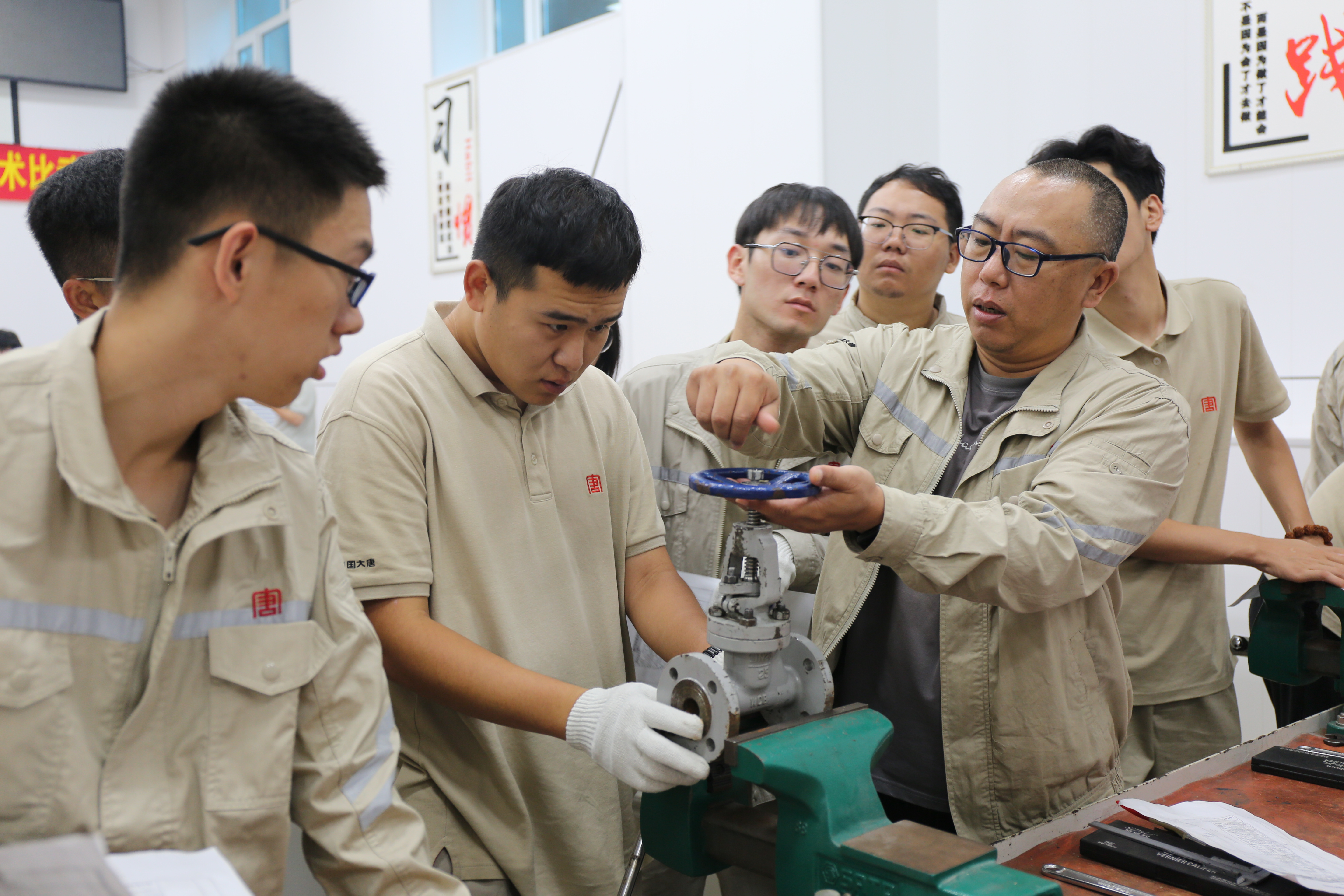 3大唐黑龍江公司新員工在老師傅的帶領(lǐng)下認(rèn)真學(xué)習(xí)專業(yè)技能.jpg