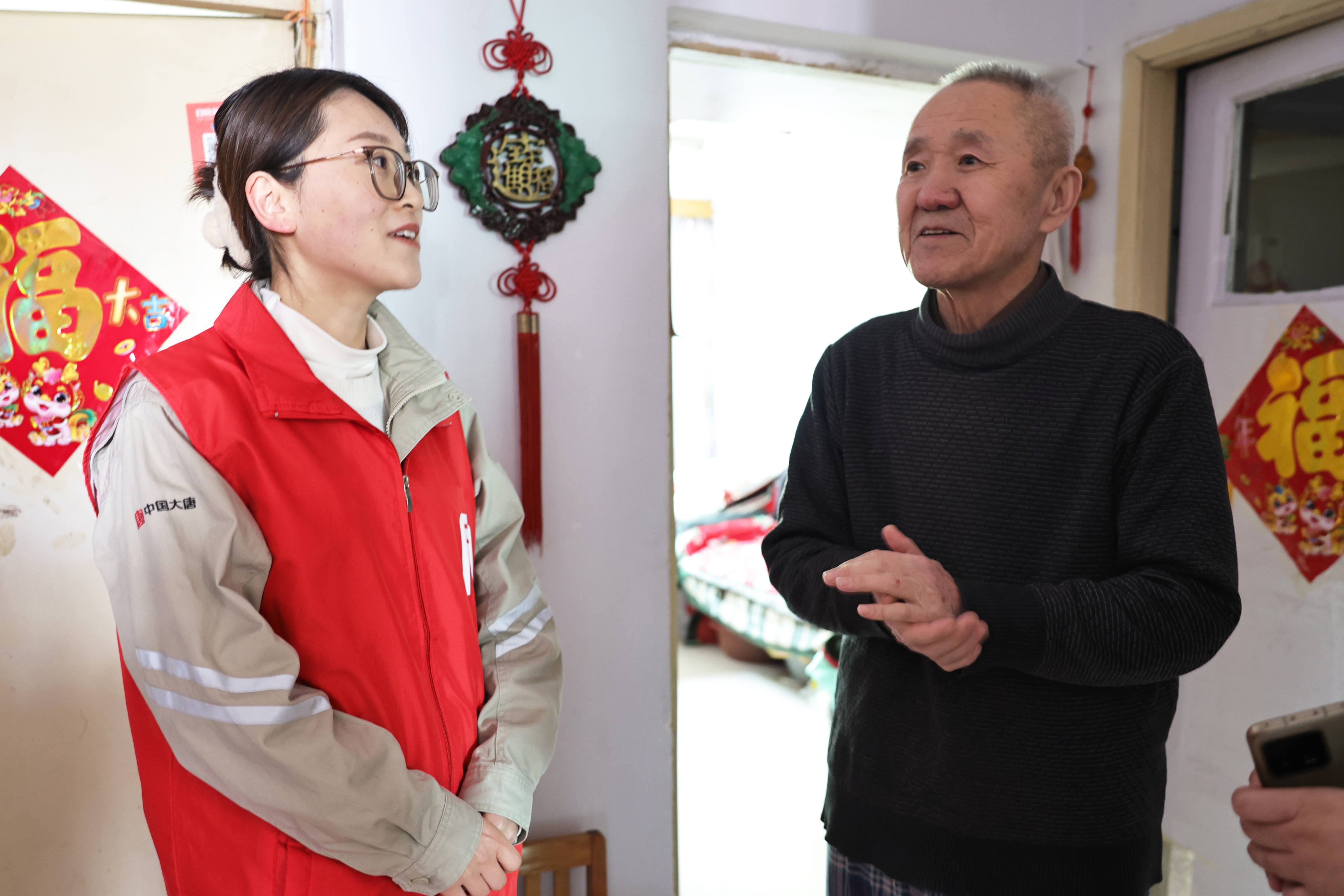 1709621911988078091.jpg 葫蘆島熱電公司走訪慰問老黨員-3.jpg