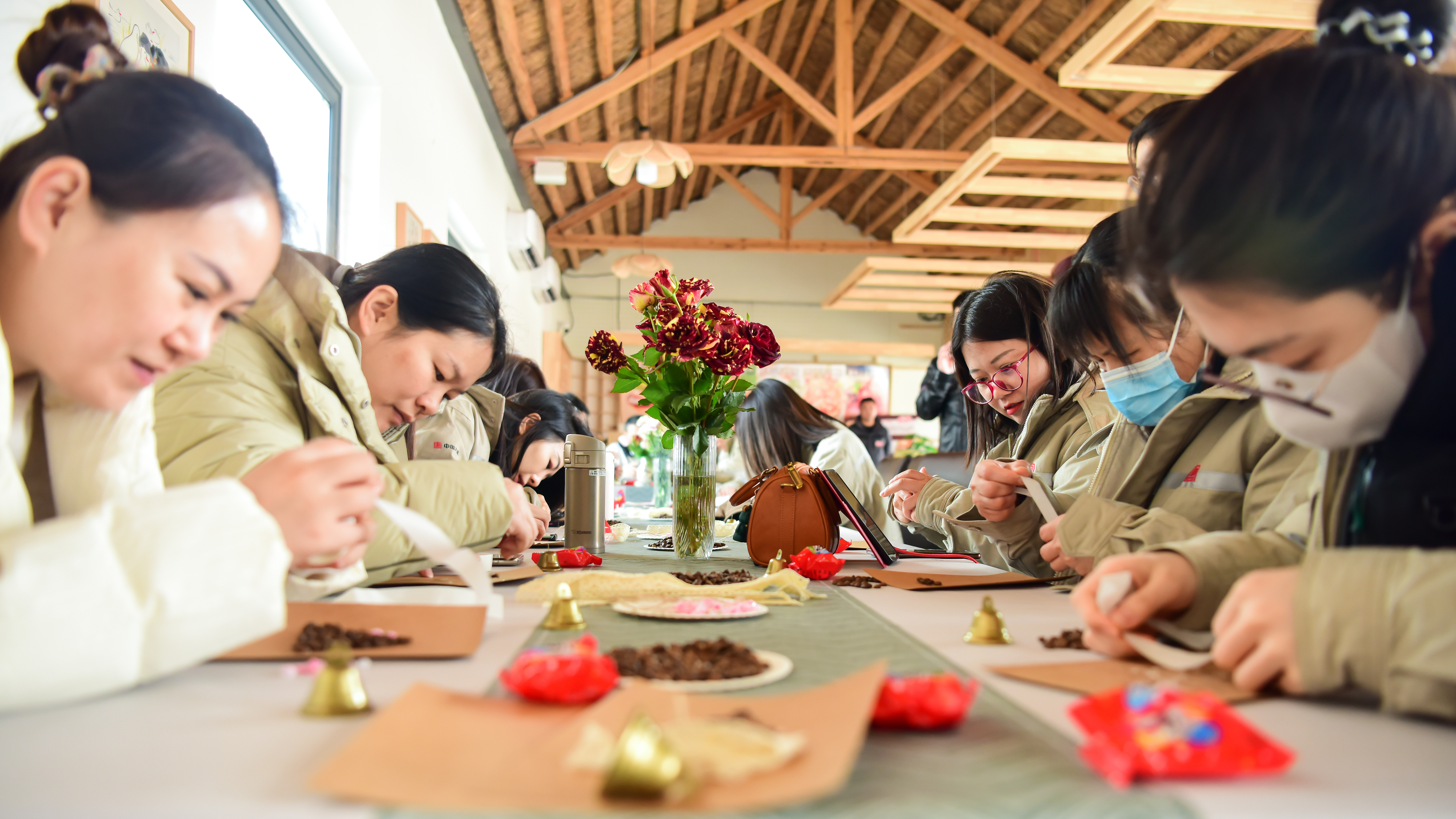 1710468871490033817.jpg 女職工在做手工---周鵬攝.jpg