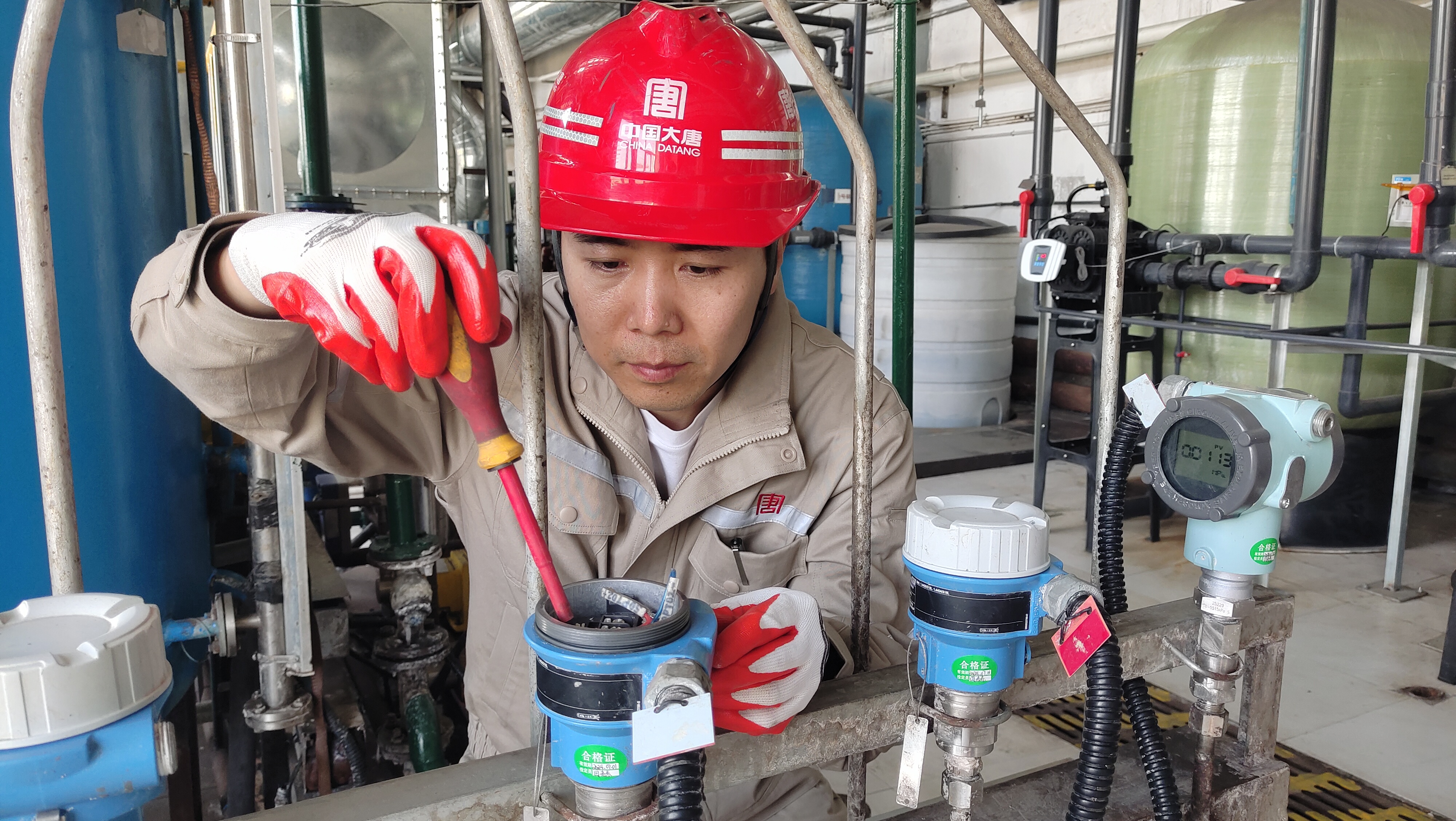 1716428309329058745.jpg 劉雪松進(jìn)行設(shè)備檢修1.jpg