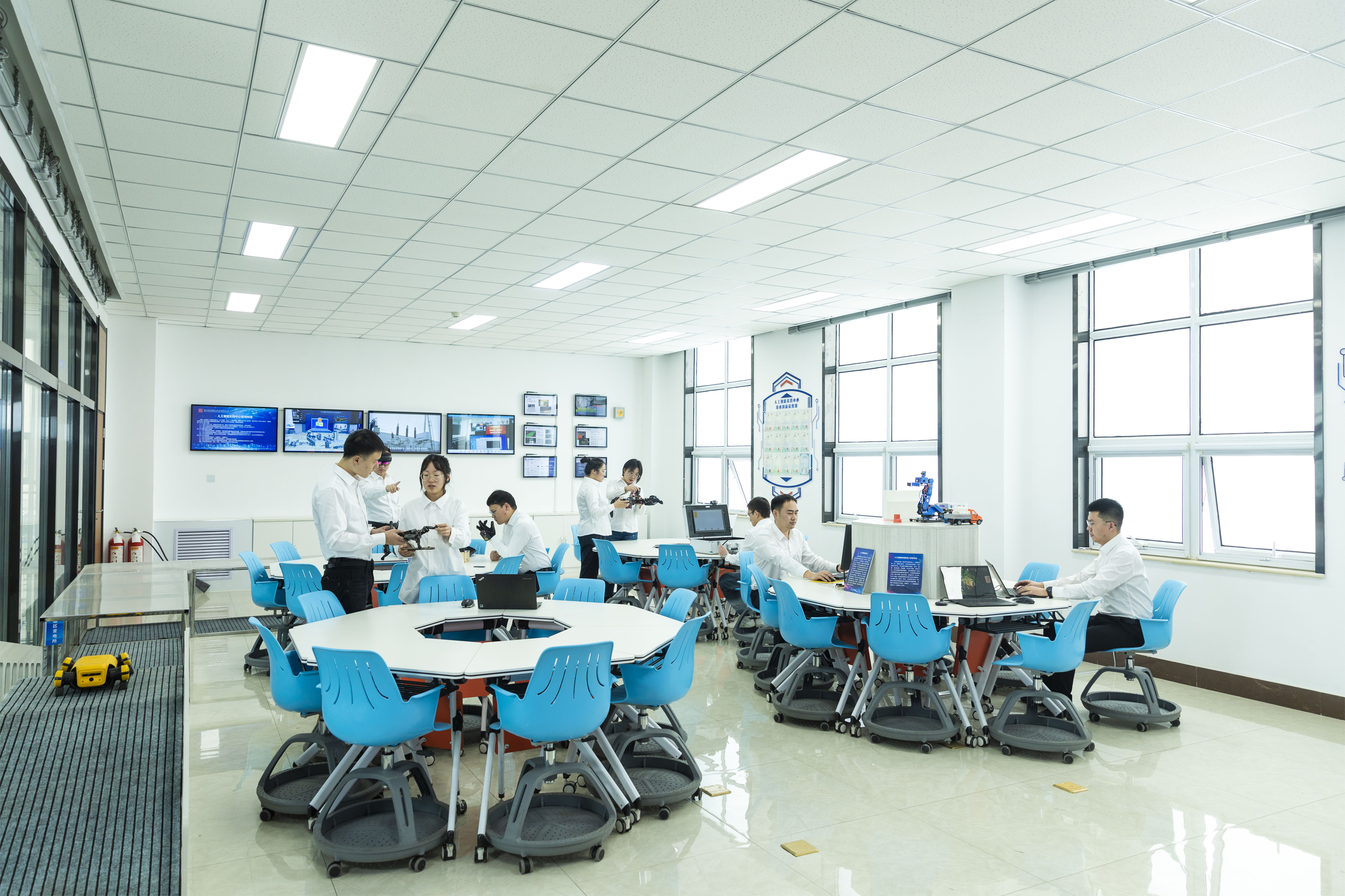 1717567950364039628.jpg 2.智慧聯(lián)盟人工智能機器人實驗室:攜手科研院所、頭部企業(yè),建立“產學研用新型攻關”模式.jpg