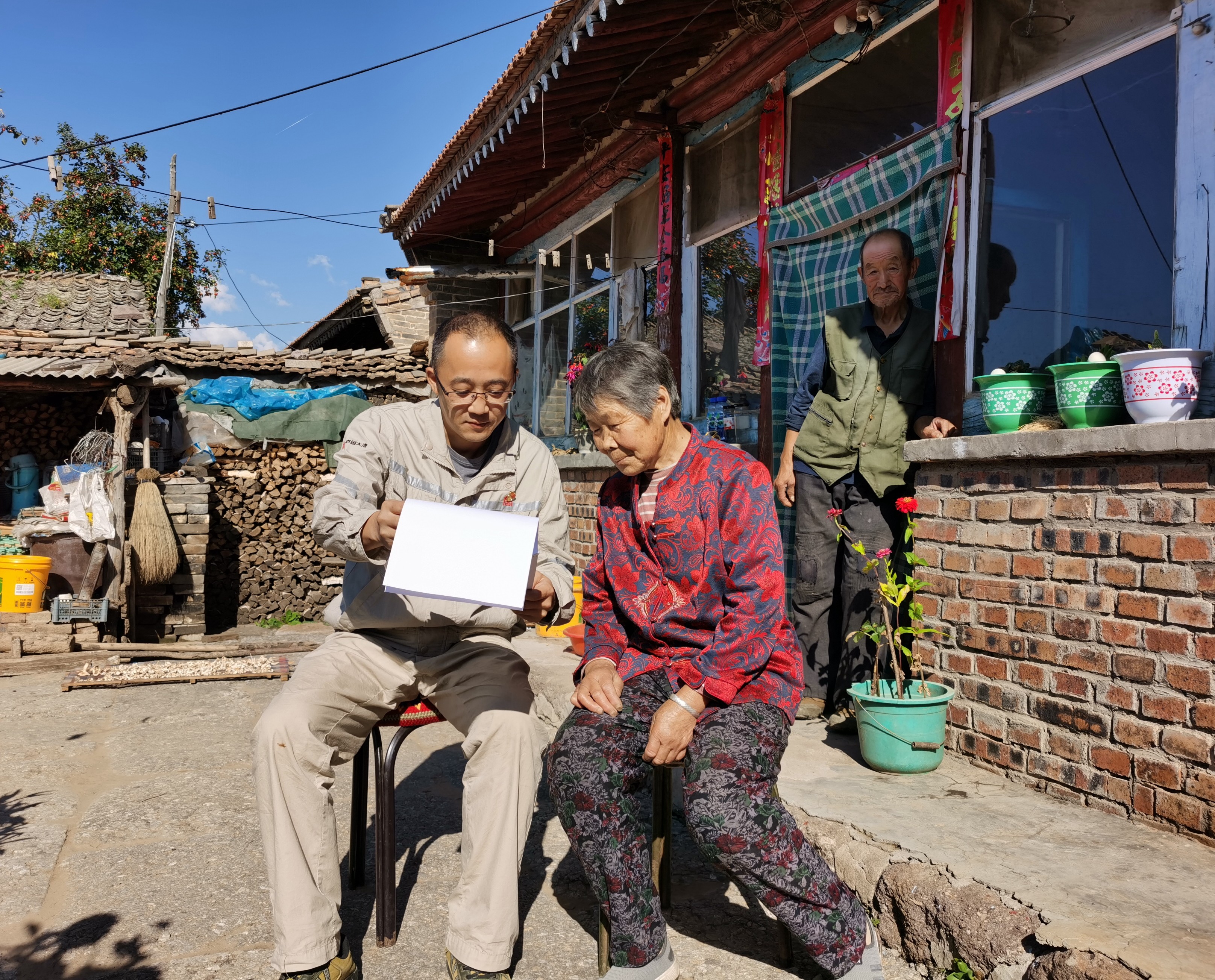 1731311353611018460.jpg 為村民講解相關政策。黃建安攝_副本.jpg